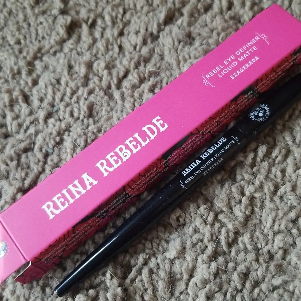 REINA REBELDE Rebel Eye Definer Liquid Matte in EXAGERADA (Black)